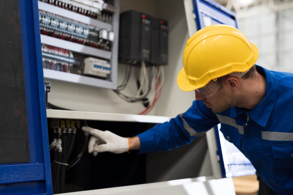 Électricien en action
